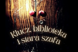 Grafika promująca grę biblioteczną dla uczniów "Klucz, biblioteka i stara szafa". W tle drzwi starej szafy.