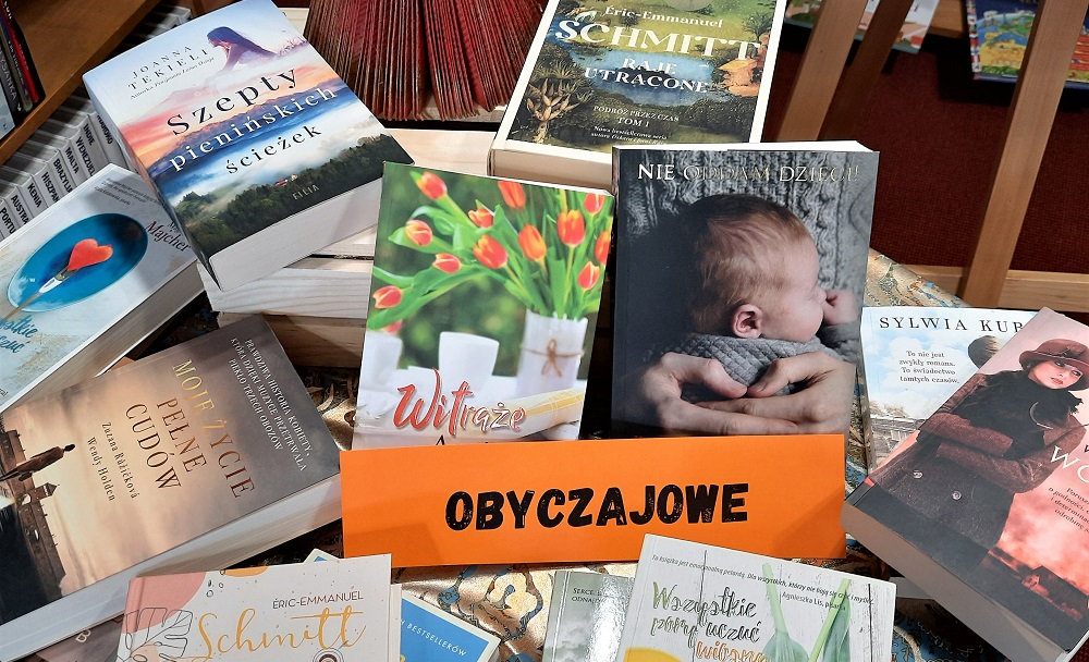 Książki ułożone na stoliku.