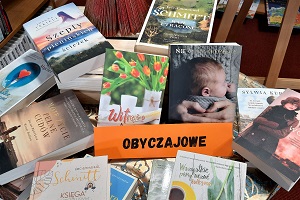 Książki ułożone na stoliku.