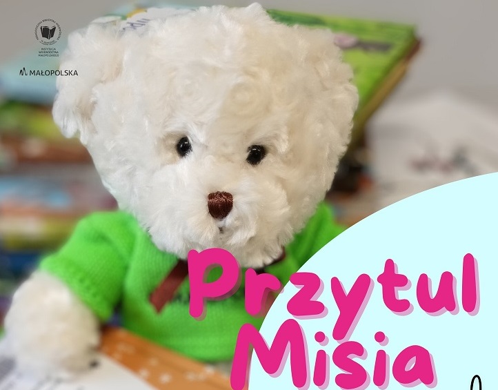 Miś pluszowy. Obok napis Przytul Misia.